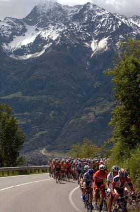 Fahrerfeld auf dem Weg zum Pass des Großen Sankt Bernard -  Radsport Herren 89. Giro dItalia 2006, d Italia, ProTour, Straßenradsport, Straße, Rad Totale 14. Etappe: Aosta - Domodossola