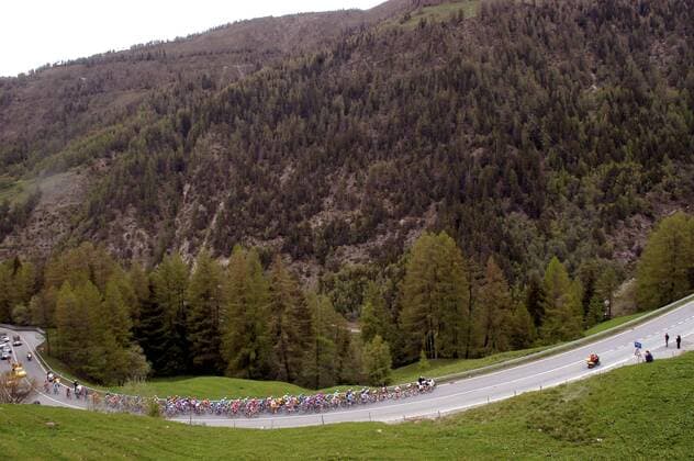 Fahrerfeld überquert auf der 14. Etappe des 89. Giro dItalia den Simplonpass -  Radsport Herren 89. Giro dItalia 2006, d Italia, ProTour, Straßenradsport, Straße, Rad Totale 14. Etappe: Aosta - Domodossola