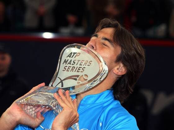 Masters Series Hamburg 2006: Sieger Tommy Robredo (Spanien) küsst die Siegtrophäe Tennis Herren Masters Series Hamburg 2006, ATP Tour, Finale, Endspiel Einzelbild Am Rothenbaum Hamburg Glück, Freude, Begeisterung,