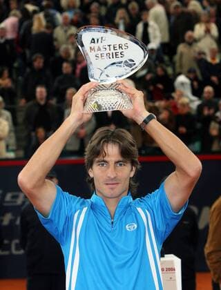 Masters Series Hamburg 2006: Sieger Tommy Robredo (Spanien) präsentiert die Siegtrophäe Tennis Herren Masters Series Hamburg 2006, ATP Tour, Finale, Endspiel Einzelbild Am Rothenbaum Hamburg