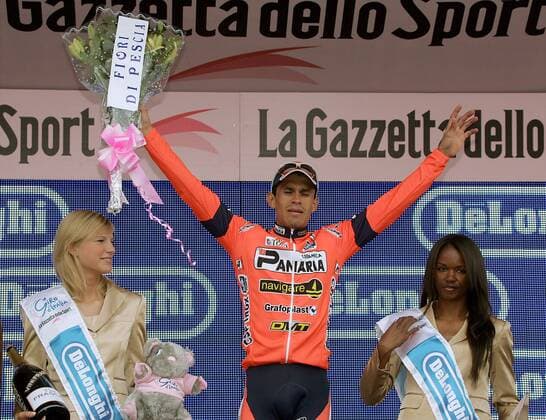Luis Laverde Jimenez (Kolumbien Ceramica Panaria Navigare) bejubelt seinen Etappensieg bei der 14. Etappe des Giro D Italia 2006 von Aosta nach Domodossola Radsport Herren Giro dItalia 2006, Giro d Italia, ProTour, Straßenradsport, Straße, Rad Gruppe 14. Etappe: Aosta - Domodossola Freude,