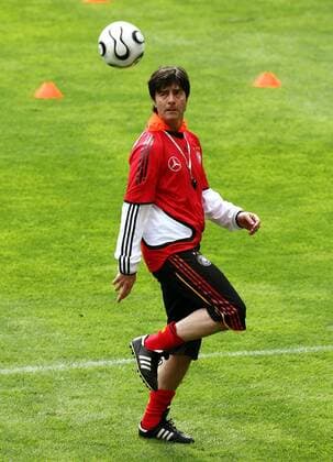 Co Trainer Joachim Löw (Deutschland) zeigt sein Können am Ball Fußball WM Herren Nationalmannschaft 2006, Nationalteam, Vorbereitung, Training Einzelbild Genf Dynamik,