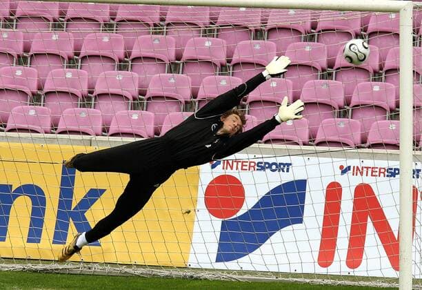 Torwart Jens Lehmann (Deutschland) streckt sich vergeblich nach dem Ball Fußball WM Herren Nationalmannschaft 2006, Nationalteam, Vorbereitung, Training Einzelbild Genf Dynamik,
