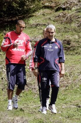 Nationaltrainer Raymond Domenech (re.) und David Trezeguet (beide Frankreich) beim Spaziergang während des Trainingslagers in Tignes -  (pan14258) Fußball WM Herren Nationalmannschaft 2006, Nationalteam, Trainingslager, Ausflug, Mannschaftsausflug Gruppe Tignes  