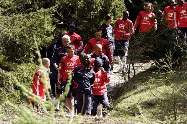 Das französische Nationalteam macht während des Trainingslagers in Tignes einen Spaziergang, Lilian Thuram (vorn) genießt die Natur -  (pan14258) Fußball WM Herren Nationalmannschaft 2006, Nationalteam, Trainingslager, Ausflug, Mannschaftsausflug Totale Tignes Freude,  