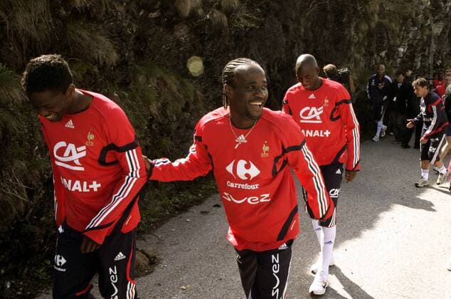 Pascal Chimbonda (re.) und Louis Saha (beide Frankreich) amüsieren sich, während des Trainingslagers in Tignes beim Spaziergang in der Natur, köstlich -  (pan14258) Fußball WM Herren Nationalmannschaft 2006, Nationalteam, Trainingslager, Ausflug, Mannschaftsausflug Gruppe Tignes Freude,  