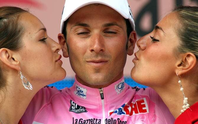 Gesamtführender Ivan Basso (Italien CSC) genießt während der Siegerehrung zur 15. Etappe des Giro dItalia 2006 die Küsse der Hostessen -  Radsport Herren 89. Giro dItalia 2006, d Italia, ProTour, Straßenradsport, Straße, Rad Gruppe 15. Etappe: Mergozzo - Brescia Harmonie, Glück, Freude,