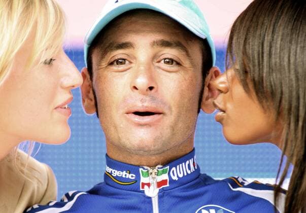 Etappensieger Paolo Bettini (Italien Quick Step Innergetic) ist während der Siegerehrung zur 15. Etappe des Giro dItalia 2006 überrascht über die Küsse der Hostessen -  Radsport Herren 89. Giro dItalia 2006, d Italia, ProTour, Straßenradsport, Straße, Rad Gruppe 15. Etappe: Mergozzo - Brescia Glück, Freude,