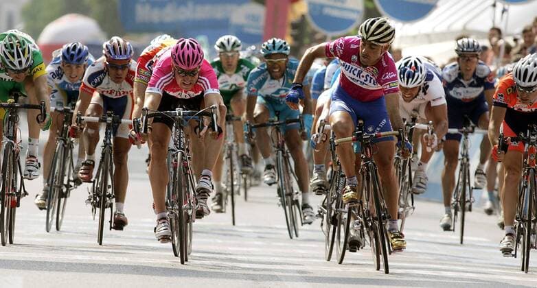 Paolo Bettini (Italien Quick Step Innergetic, re.) gewinnt im Zielspurt die 15. Etappe der 89. Giro dItalia vor Olaf Pollack (Deutschland T Mobile) Radsport Herren 89. Giro dItalia 2006, d Italia, ProTour, Straßenradsport, Straße, Rad Totale o0 Etappensieg, Etappensieger 15. Etappe: Mergozzo - Brescia Anstrengung,