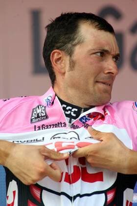Ivan Basso (Italien CSC) zieht sich während der Siegerehrung zur 15. Etappe des Giro dItalia 2006 das Rosa Trikot des Gesamtführenden über -  Radsport Herren 89. Giro dItalia 2006, d Italia, ProTour, Straßenradsport, Straße, Rad Einzelbild 15. Etappe: Mergozzo - Brescia
