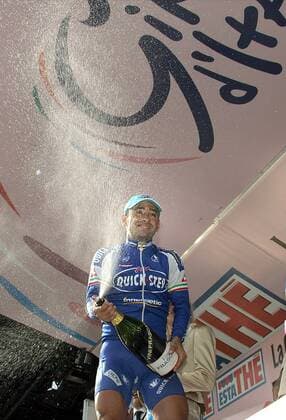 Paolo Bettini (Italien Quick Step Innergetic) gewinnt die 15. Etappe der 89. Giro dItalia 2006 und läßt die Korken knallen Radsport Herren 89. Giro dItalia 2006, d Italia, ProTour, Straßenradsport, Straße, Rad Einzelbild 15. Etappe: Mergozzo - Brescia Freude,