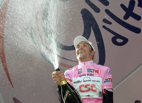 Ivan Basso (Italien CSC) hat die Gesamtführung auch auf der 15. Etappe der Giro dItalia 2006 verteidigt und kann nun die Korken knallen lassen Radsport Herren 89. Giro dItalia 2006, d Italia, ProTour, Straßenradsport, Straße, Rad Einzelbild 15. Etappe: Mergozzo - Brescia Freude, Begeisterung,