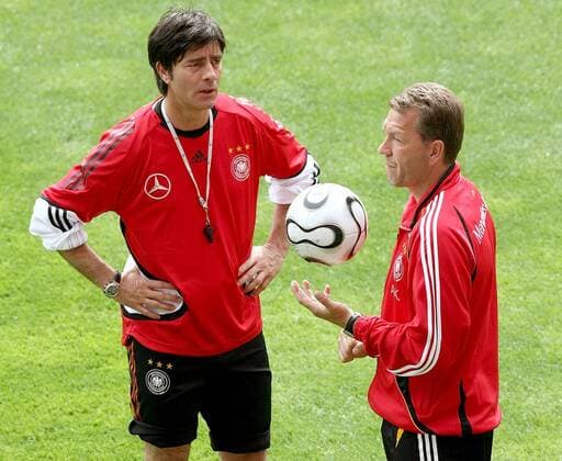 Co Trainer Joachim Löw (li.) und Torwarttrainer Andreas Köpke (beide Deutschland) im Gespräch Fußball Herren Nationalmannschaft 2006, Nationalteam, Vorbereitung, Training Gruppe Trainingslager Genf