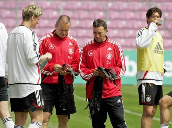 Die Trainingsberater Mark Verstegen (2.v.li.) und Craig Friedman (beide USA Athlete Performance, 2.v.re.) sammeln die Messgürtel ein, li. Marcell Jansen (Deutschland) Fußball WM Herren Nationalmannschaft 2006, Nationalteam, Training, Trainingslager, Vorbereitung Gruppe Genf