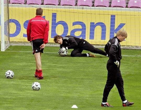 Torwarttrainer Andreas Köpke (li.) und Torwart Jens Lehmann (Mitte) beim Torschusstraining, re. der nachdenkliche Ersatztorwart Oliver Kahn (alle Deutschland) Fußball WM Herren Nationalmannschaft 2006, Nationalteam, Training, Trainingslager, Vorbereitung Gruppe Genf Nachdenklichkeit,