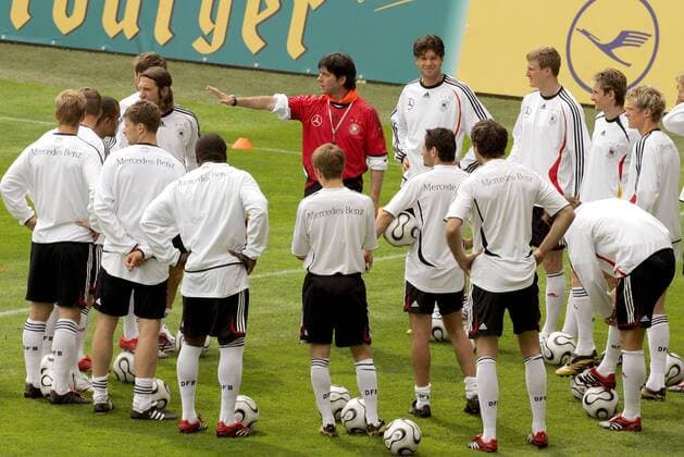 Mannschaftsbesprechung Deutschland: Co Trainer Joachim Löw gibt Anweisungen Fußball WM Herren Nationalmannschaft 2006, Nationalteam, Training, Trainingslager, Vorbereitung Totale Genf
