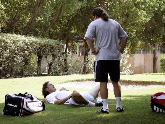 Marat Safin (Rußland, li.) erwärmt sich unter Aufsicht seines Trainers Peter Lundgren (Schweden) Tennis Herren The Dubai Tennis Championships 2006, ATP Tour Gruppe Dubai