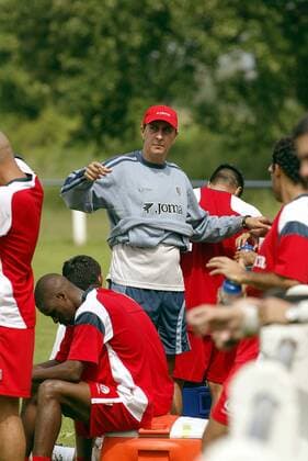 Nationaltrainer Alexandre Guimaraes (Costa Rica) gibt während des Trainings Anweisungen Fußball WM Herren Nationalmannschaft 2006, Nationalteam, Vorbereitung, Trainingslager, Training, Vdig Gruppe Rust