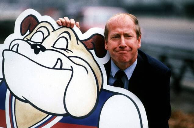 Bobby Charlton (England) mit Bulldog Bobby, Maskottchen des Nationalteams bei der WM 1982 -  Fußball Herren Vorschau Weltmeisterschaft 1982, Nationalmannschaft, Nationalteam, Vdia Einzelbild Aufnahmedatum geschätzt Komik,