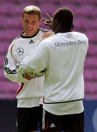 Lukas Podolski (li.) und Gerald Asamoah (beide Deutschland) scherzen während des Trainings Fußball WM Herren Nationalmannschaft 2006, Nationalteam, Training, Trainingslager, Vorbereitung, Vdig Gruppe Genf Freude