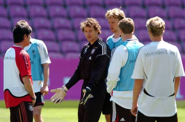 Torwart Jens Lehmann (2.v.li.) gibt seinen Verteidigern unter Aufsicht von Co Trainer Joachim Löw (li.) Nachhilfe in Sachen Abwehrarbeit, Per Mertesacker (Mitte, alle Deutschland) hört aufmerksam zu Fußball WM Herren Nationalmannschaft 2006, Nationalteam, Vorbereitung, Trainingslager, Training, Vdig Gruppe Genf