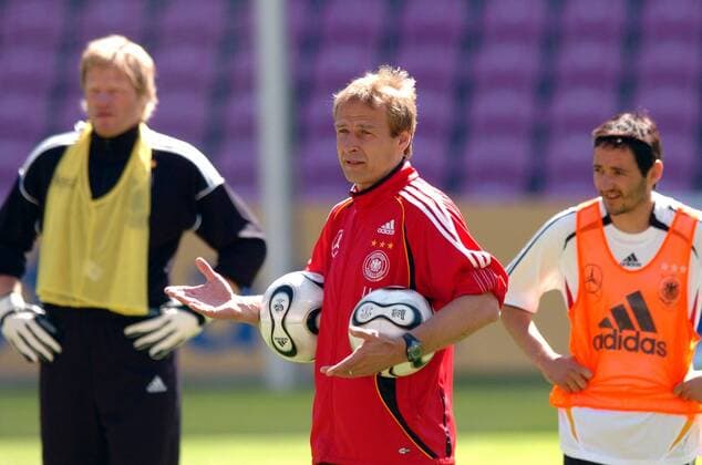 Bundestrainer Jürgen Klinsmann (Deutschland) ratlos während des Trainings Fußball WM Herren Nationalmannschaft 2006, Nationalteam, Vorbereitung, Trainingslager, Training, Vdig Einzelbild Genf