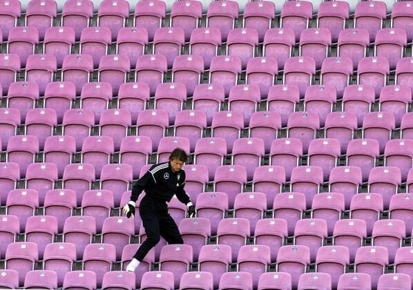 Torwart Jens Lehmann (Deutschland) sucht den Ball zwischen den Sitzreihen Fußball WM Herren Nationalmannschaft 2006, Nationalteam, Training, Trainingslager, Vorbereitung Totale Genf