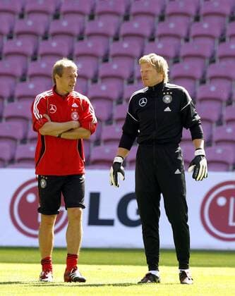 Bundestrainer Jürgen Klinsmann (li.) im Gespräch mit Torwart Oliver Kahn (beide Deutschland) Fußball WM Herren Nationalmannschaft 2006, Nationalteam, Training, Trainingslager, Vorbereitung Gruppe Genf
