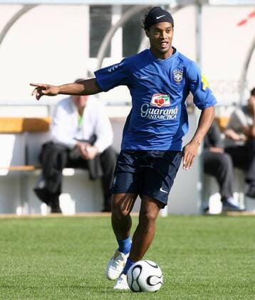 Ronaldinho (Brasilien) gibt die Richtung an -  Fußball Herren Nationalmannschaft 2006, Nationalteam, Training, Brasilien Einzelbild Weggis