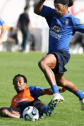 Ronaldinho (re.) gegen Ze Roberto (beide Brasilien) -  Fußball Herren Nationalmannschaft 2006, Nationalteam, Training, Brasilien Trainingslager, Vorbereitung Gruppe Weggis Dynamik,