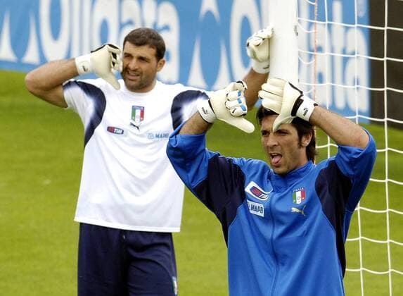 Torwart Gianluigi Buffon (re.) und sein Ersatz Angelo Peruzzi (beide Italien) beim Training -  Fußball WM Herren Vorschau 2006, Nationalmannschaft, Nationalteam, Training, Trainingslager, Vorbereitung, Gruppe Florenz Coverciano