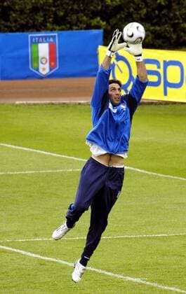 Torwart Gianluigi Buffon (Italien) fischt einen Ball aus der Luft -  Fußball WM Herren Vorschau 2006, Nationalmannschaft, Nationalteam, Training, Trainingslager, Vorbereitung, Einzelbild Florenz Coverciano Dynamik, Höhe,
