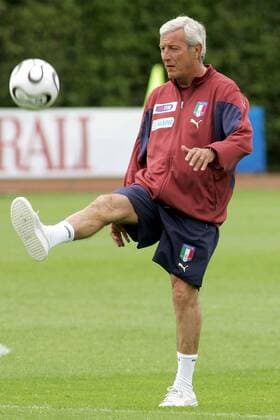 Nationaltrainer Marcelo Lippi (Italien) beherrscht den Ball -  Fußball WM Herren Vorschau 2006, Nationalmannschaft, Nationalteam, Training, Trainingslager, Vorbereitung, Einzelbild Florenz Coverciano