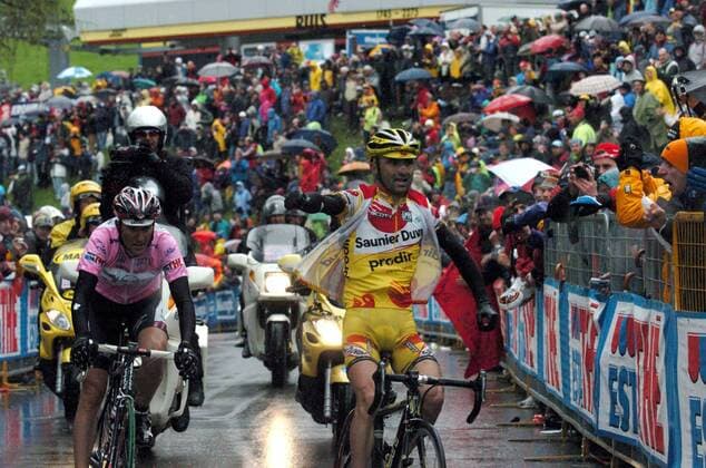Etappensieger Leonardo Piepoli (Italien Saunier Duval Prodir, re.) gewinnt die 17. Etappe vor Ivan Basso (Italien CSC) von Termeno nach Plan de Corones -  Radsport Herren 89. Giro dItalia, d Italia, ProTour, Straßenradsport, Straße, Rad, Gruppe 2006 17. Etappe: Termeno - Plan de Corones Freude,