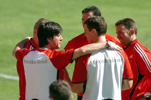 Co Trainer Joachim Löw (li.) im vertrauten Gespräch mit den Fitneßtrainern, u.a. Oliver Schmidtlein (2.v.re., beide Deutschland) und Craig Friedman (re., USA Athlete Performance) Fußball WM Herren Nationalmannschaft 2006, Nationalteam, Vorbereitung, Trainingslager, Training Gruppe Genf Harmonie
