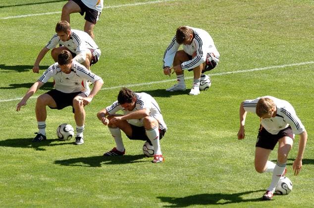Training Deutschland, v.re.: Per Mertesacker, Christoph Metzelder, Arne Friedrich, hi.v.li. Philipp Lahm und Bernd Schneider Fußball WM Herren Nationalmannschaft 2006, Nationalteam, Vorbereitung, Trainingslager, Training Gruppe Genf