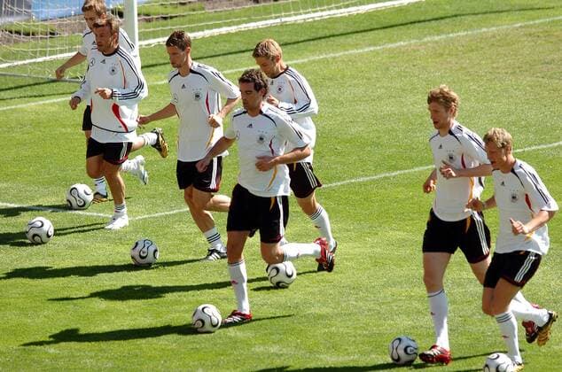 Training Deutschland, v.re.: Marcell Jansen, Per Mertesacker, Thomas Hitzlsperger, Christoph Metzelder, Arne Friedrich, Bernd Schneider, Philipp Lahm Fußball WM Herren Nationalmannschaft 2006, Nationalteam, Vorbereitung, Trainingslager, Training Gruppe Genf