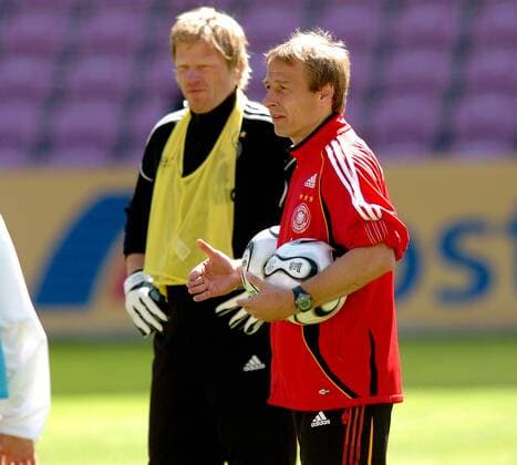 Bundestrainer Jürgen Klinsmann (re.) und Torwart Oliver Kahn (beide Deutschland) während des Trainings Fußball WM Herren Nationalmannschaft 2006, Nationalteam, Vorbereitung, Trainingslager, Training Gruppe Genf