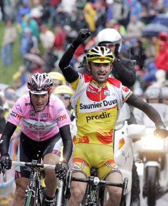 Leonardo Piepoli (Saunier Duval Prodir, re.) gewinnt die 17. Etappe des Giro d Italia von Termeno nach Plan de Corones vor Ivan Basso (CSC beide Italien) Radsport Herren Giro d Italia 2006, dItalia, ProTour, Straßenradsport, Straße, Rad, Gruppe 17. Etappe: Termeno - Plan de Corones Freude, Begeisterung,