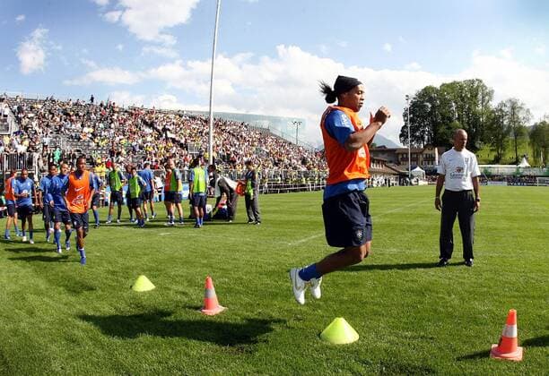 Ronaldinho (2.v.re.) geht als erster in den Sprungparcours - Physiotherapeut Moraci Sant Anna (beide Brasilien, re.) schaut zu -  Fußball WM Herren Nationalmannschaft 2006, Nationalteam, Trainingslager, Training, Vorbereitung Totale Weggis Dynamik,