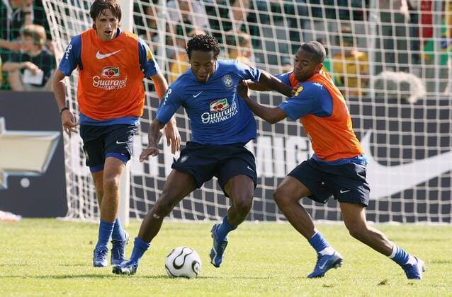 Ze Roberto (Mitte) setzt sich gegen Robinho (re.) durch, daneben schaut Edmilson (alle Brasilien) zu -  Fußball WM Herren Nationalmannschaft 2006, Nationalteam, Trainingslager, Training, Vorbereitung Gruppe Weggis Dynamik, Kampf,