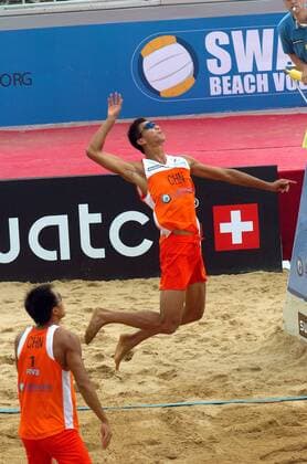 Linyin Xu (re.) - Schmetterschlag, Penggen Wu (beide China) schaut zu -  (IMCp06069301) Beachvolleyball Herren Swatch FIVB World Tour 2006, Worldtour, Beach Gruppe Shanghai