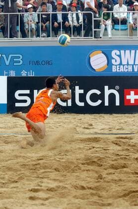 Linyin Xu (China) streckt sich nach dem Ball -  (IMCp06069304) Beachvolleyball Herren Swatch FIVB World Tour 2006, Worldtour, Beach Einzelbild Shanghai Abwehr, Dynamik