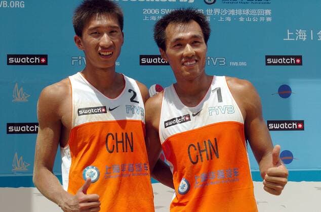 Linyin Xu (li.) und Penggen Wu (beide China) - thumbs up -  (IMCp06069306) Beachvolleyball Herren Swatch FIVB World Tour 2006, Worldtour, Beach Gruppe Shanghai