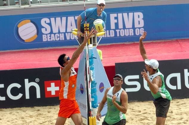 Alex Ortiz (Spanien, re.) - Schmetterball gegen den Block von Linyin Xu (China, li.), John Garcia Thompson (Spanien) schaut zu -  (IMCp06069310) Beachvolleyball Herren Swatch FIVB World Tour 2006, Worldtour, Beach Gruppe Shanghai