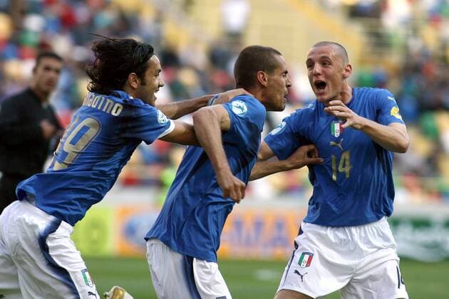 Torjubel Italien U21- v.re.: Marino Defendi, Alessandro Potenza und Raffaele Palladino -  Fußball EM Herren U 21 Europameisterschaft 2006, Länderspiel, Nationalmannschaft, Nationalteam, Gruppe B Gruppe Aveiro Freude,
