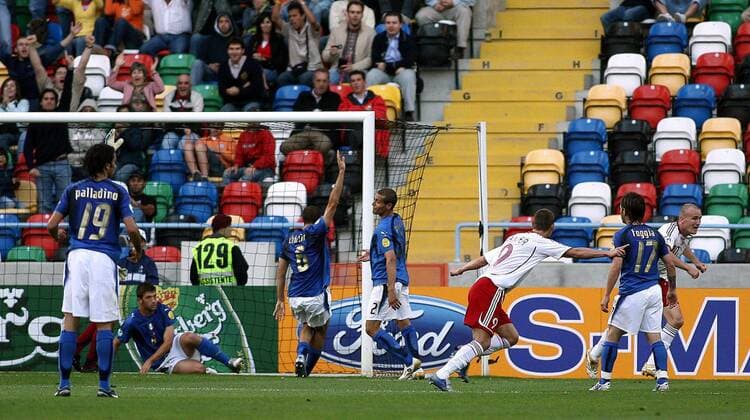 Thomas Kahlenberg (re.) bejubelt mit Jonas Kamper (3.v.re., beide Dänemark U21) sein 2:1 -  Fußball EM Herren U 21 Europameisterschaft 2006, Länderspiel, Nationalmannschaft, Nationalteam, Gruppe B Totale Aveiro Freude,