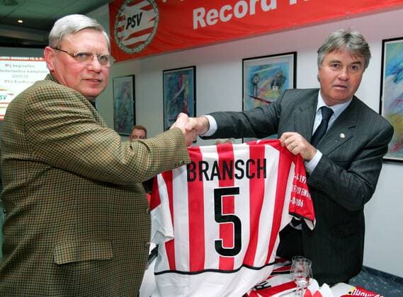Trainer Guus Hiddink (PSV Eindhoven, re.) überreicht Bernd Bransch (Halle) ein PSV Trikot mit Namenszug - 35 Jahre nach der Brandkatastrophe treffen beide Vereine freundschaftlich aufeinander Fußball Eredivisie 2005 2006, Ehrendivision, 1. Niederländische Holländische Liga, PSV Eindhoven Gruppe HFC Chemie (DDR), Hallescher FC Halle