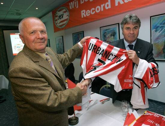 Trainer Guus Hiddink (PSV Eindhoven, re.) überreicht Klaus Urbanczyk (Halle) ein PSV Trikot mit Namenszug - 35 Jahre nach der Brandkatastrophe treffen beide Vereine freundschaftlich aufeinander Fußball Eredivisie 2005 2006, Ehrendivision, 1. Niederländische Holländische Liga, PSV Eindhoven Gruppe HFC Chemie (DDR), Hallescher FC Halle Harmonie,