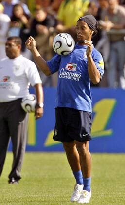 Ronaldinho (Brasilien) - Brustannahme Fußball WM Herren Nationalmannschaft 2006, Nationalteam, Trainingslager, Training, Vorbereitung Einzelbild Weggis